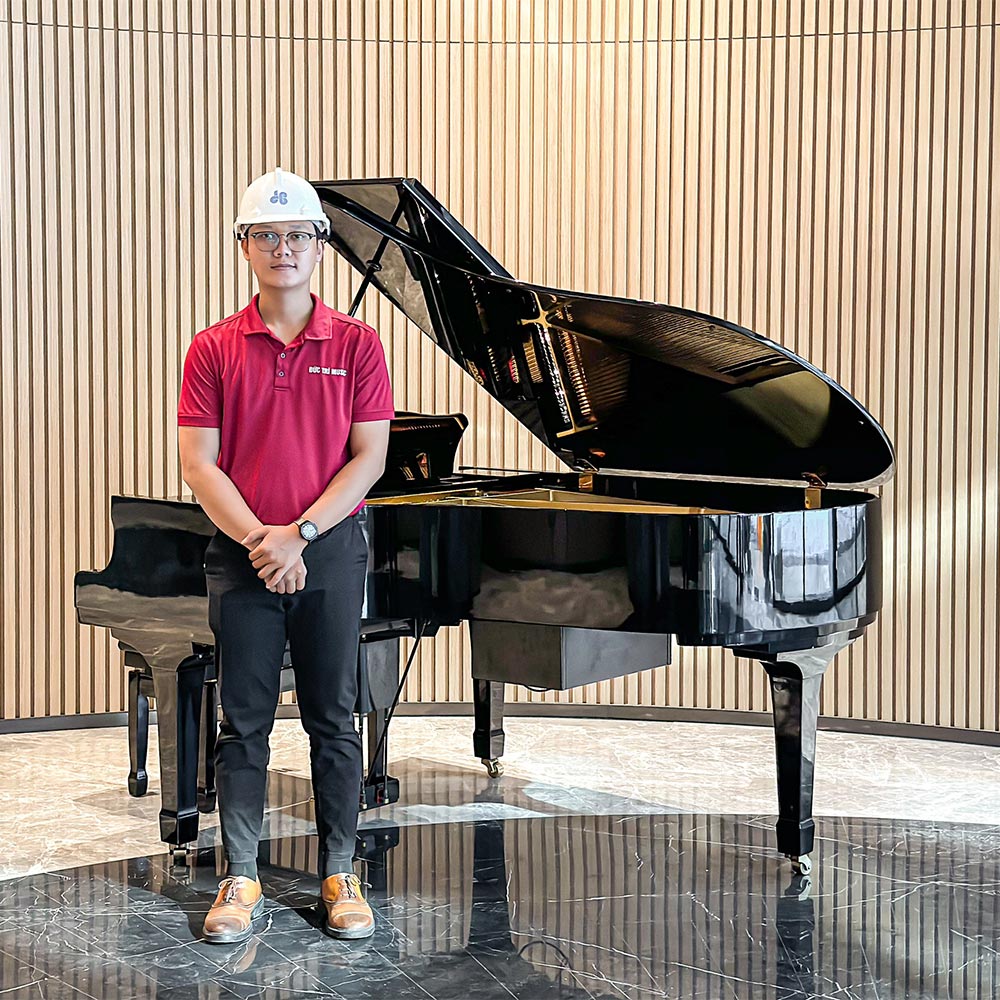 Dịch vụ sửa chữa, bảo trì, sơn đàn và Spa cho đàn Piano cơ và Piano Điện tại TPHCM ngay tại nhà - Piano Đức Trí 5 Hình ảnh kỹ thuật viên vừa mới sửa đàn cho khách xong