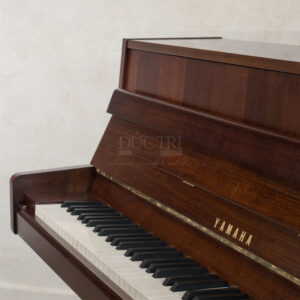 Logo-đàn-piano-Yamaha-M1