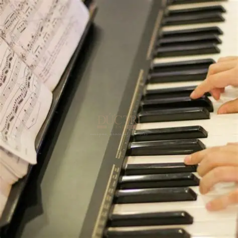 Yamaha U1F 9 Logo và bàn phím chiếc đàn Yamaha U1F