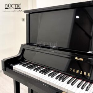 Logo và bàn phím của đàn Yamaha YUS5