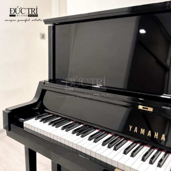 Logo và bàn phím của đàn Yamaha YUS5