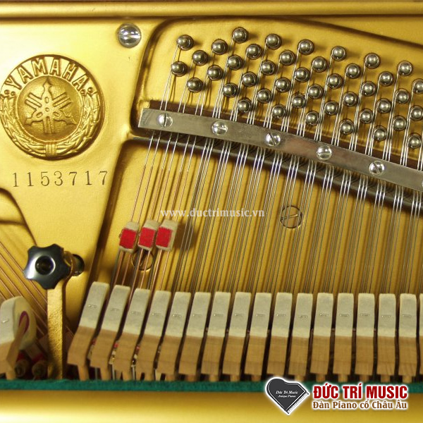 Yamaha U5B 3 logo trên đàn piano yamaha u5b