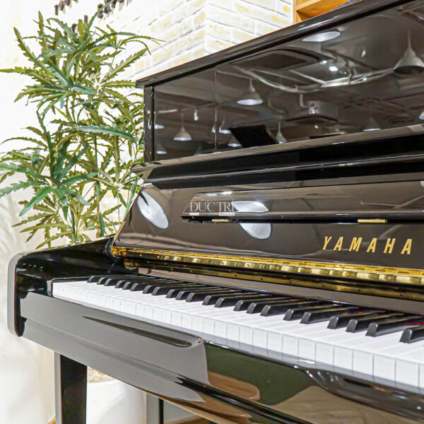 Logo Đàn Piano Yamaha U1J PE