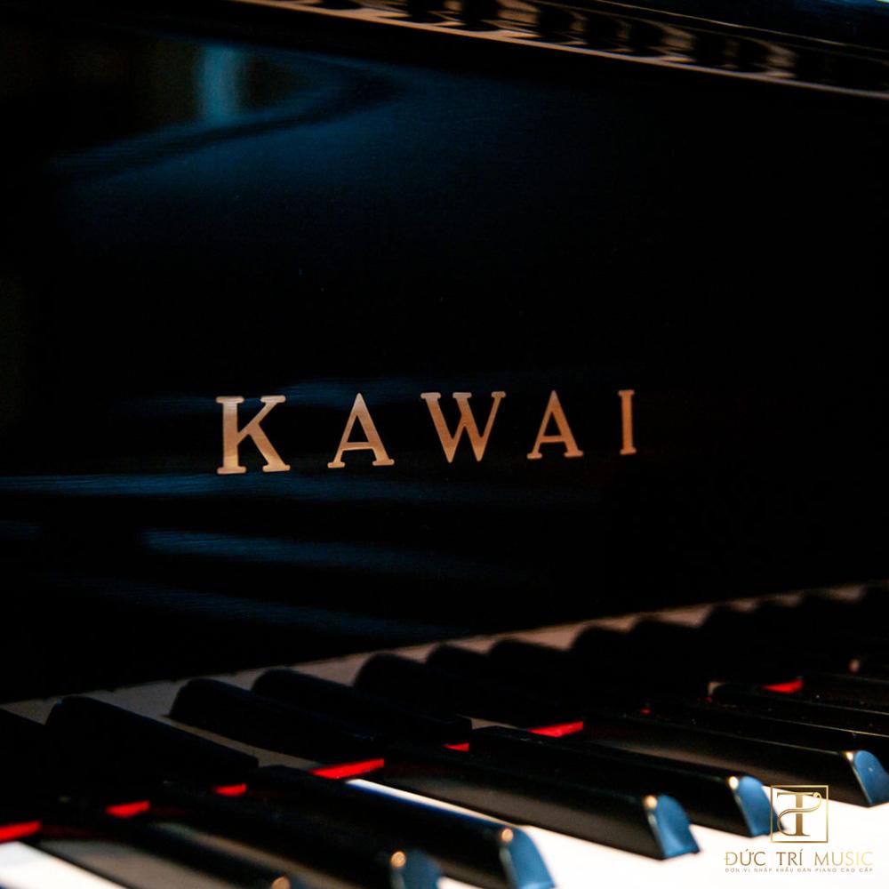 Kawai US50 2 Đàn Piano Kawai US50 - Logo trên nắp phím