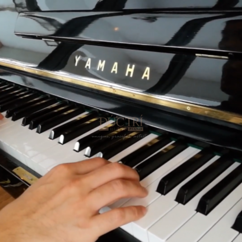 Yamaha U2E 8 Logo và bàn phím chiếc đàn Yamaha U2E