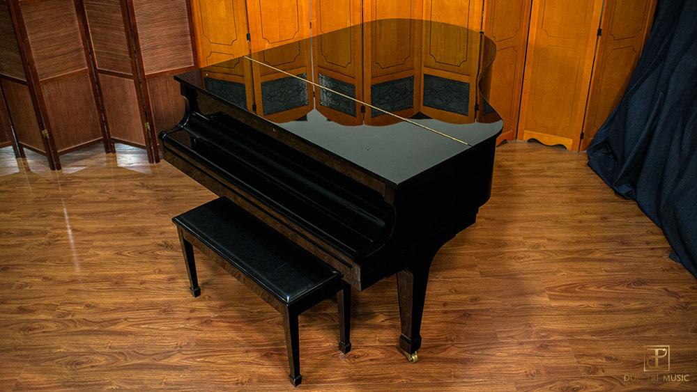 Kawai KG2C 2 Thiết kế sang trọng của Kawai KG2C nổi bật với lớp sơn đen bóng, tráng gương
