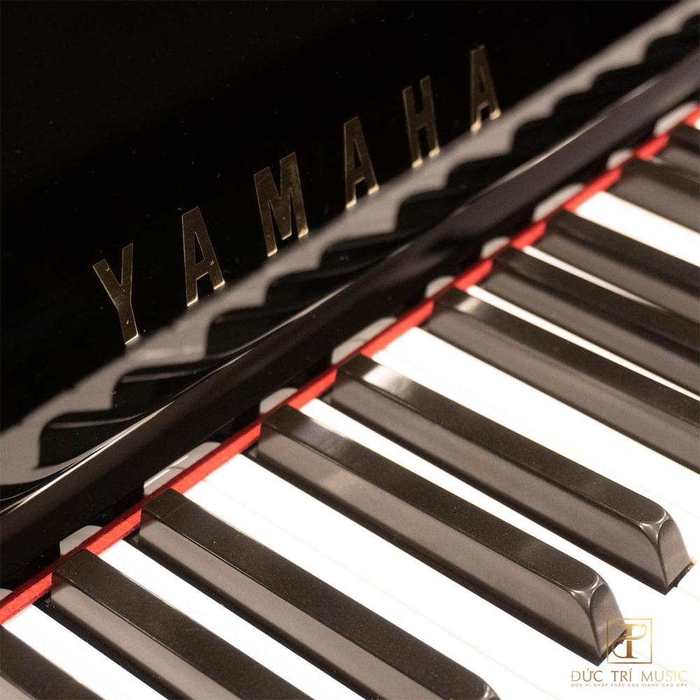 Yamaha UX50BL 3 Đàn Yamaha UX50BL - Logo đồng trên nắp phím