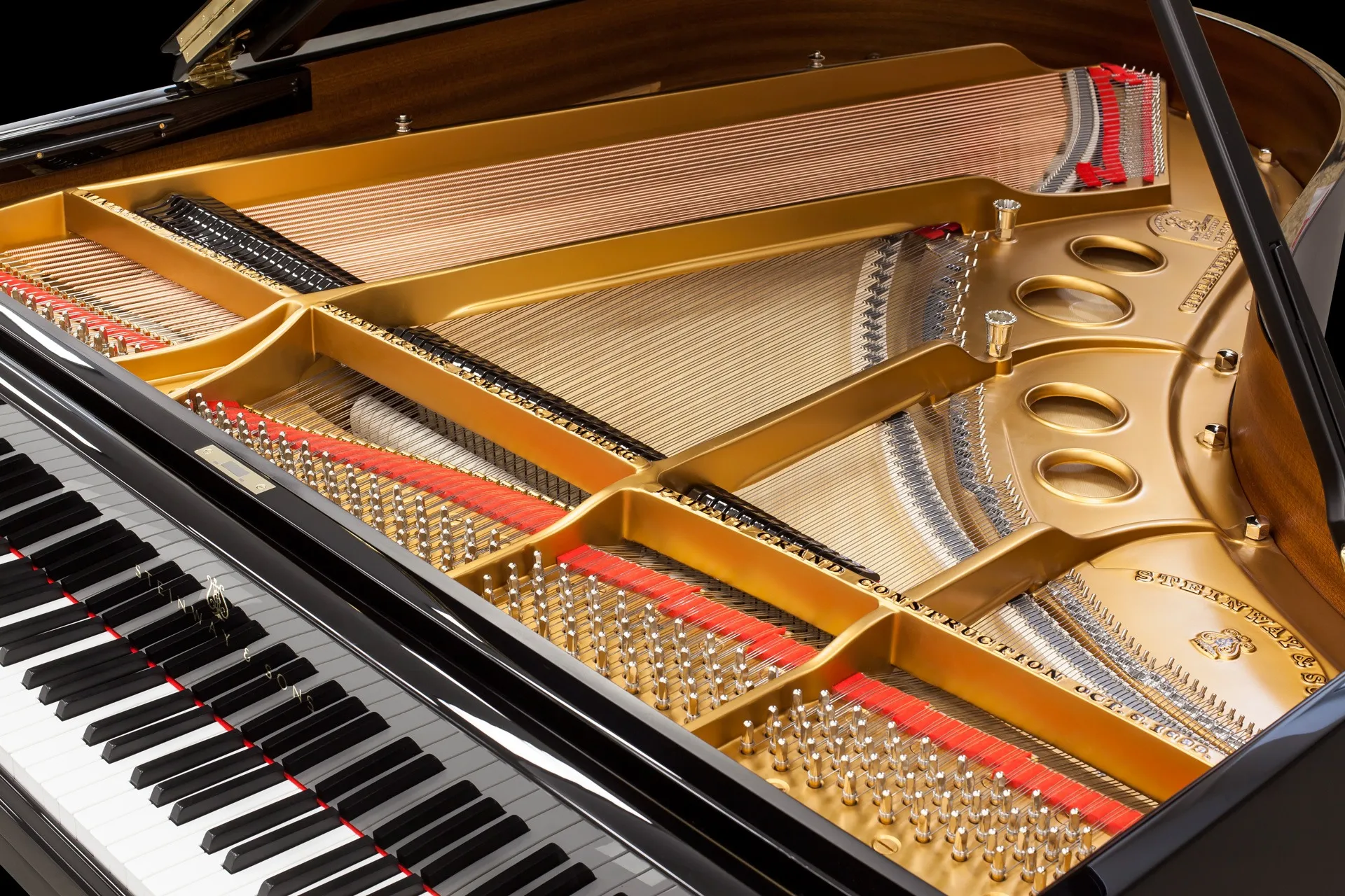 Steinway & Sons O-180 1 Bên trong thùng đàn Steinway & Sons O-180