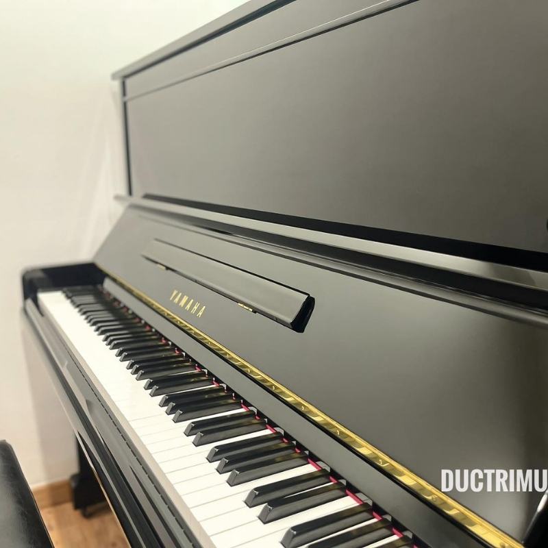 Yamaha U1A 19 Bàn phím và logo của chiếc đàn piano Yamaha U1A