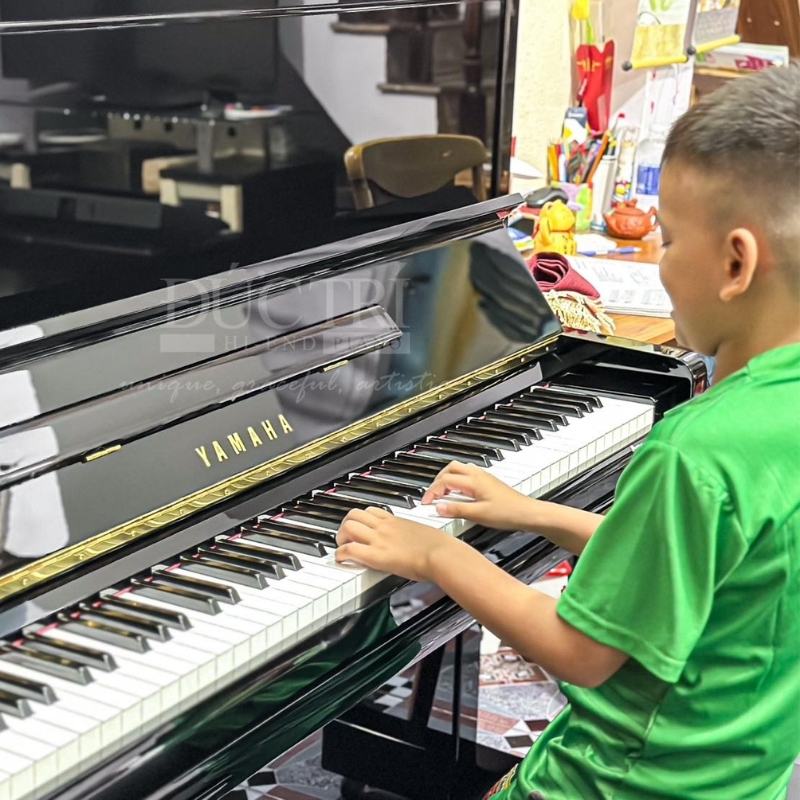 Yamaha U1A 20 Khách hàng nhí đang trải nghiệm chiếc đàn piano Yamaha U1A tại Showroom của Piano Đức Trí