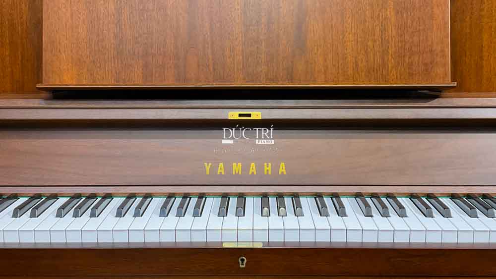 Yamaha W102B 2 Đàn Piano Yamaha W102B có giá nhạc nằm ngoài tích hợp nắp thoát âm
