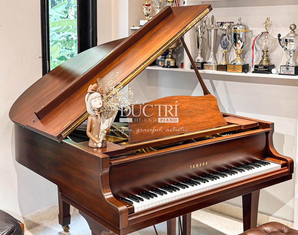 Bàn giao đàn Grand Piano Yamaha G1E | Gò Vấp 4 Trang trí tinh tế trên chiếc đàn tạo điểm nhấn khác biệt