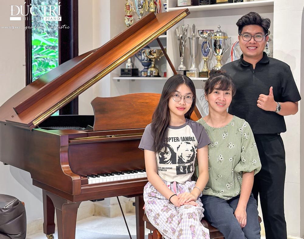 Bàn giao đàn Grand Piano Yamaha G1E | Gò Vấp 3 Gia đình khách hàng vui vẻ nhận đàn piano yamaha G1E