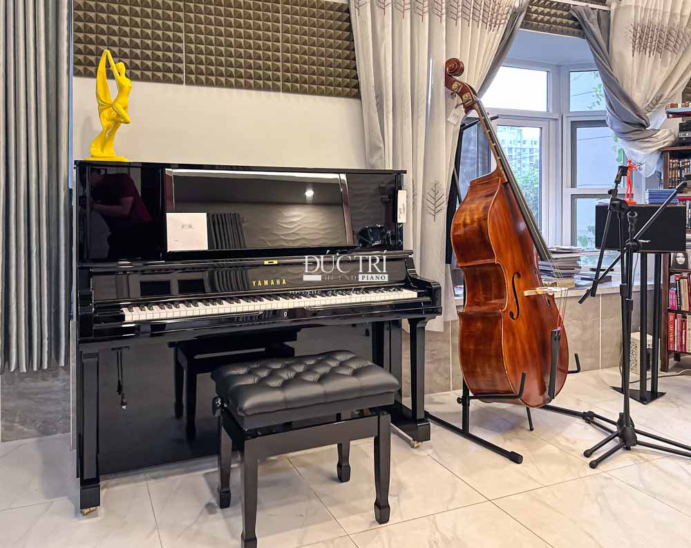 Đàn Piano Yamaha YUS5 - 2024 4 Đàn Yamaha YUS5 đặt trong không gian âm nhạc cùng Chiếc Contrabass