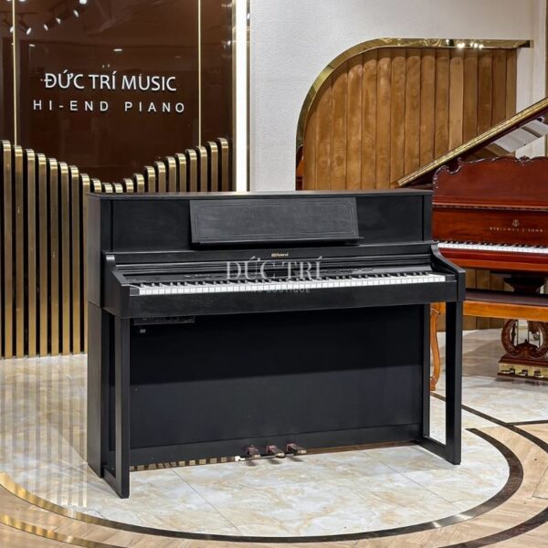 Phía trước đàn piano Roland LX706
