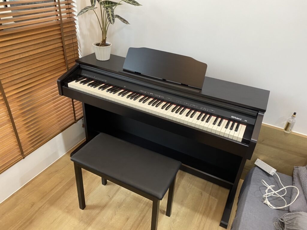 Top 10 đàn piano nhỏ gọn, tiện lợi nhất hiện nay 10 Cây đàn Roland RP-30 có thiết kế gọn nhẹ nhưng vẫn đáp ứng đầy đủ mọi nhu cầu