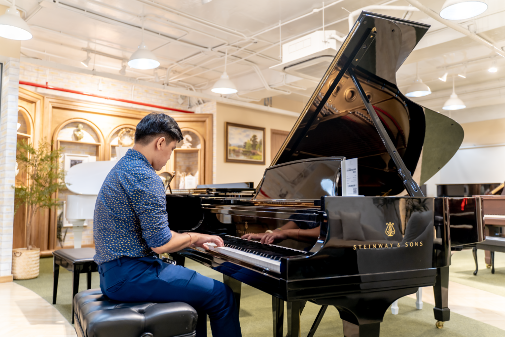Học piano có khó không? Lộ trình học piano dành cho người mới 3 Tư thế ngồi đúng là ngồi thẳng lưng và cách đàn vừa phải. Đảm bảo ngồi vào chính giữa đàn piano