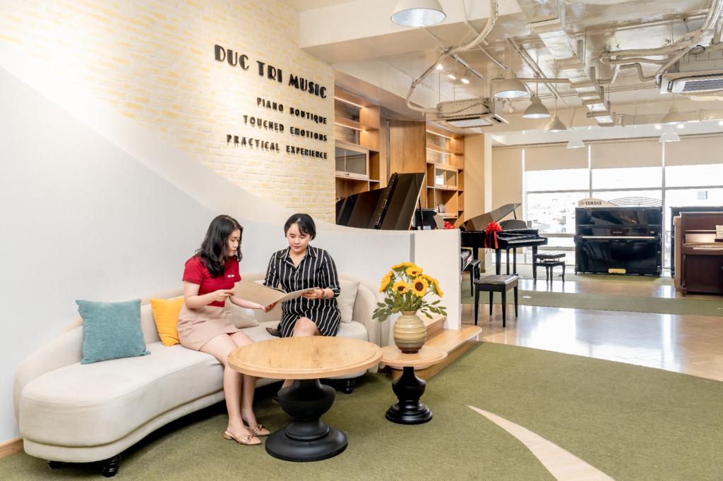 Dịch vụ thuê đàn piano theo ngày, thuê piano tổ chức sự kiện, thuê đàn piano theo tháng giá rẻ tại TPHCM 1 Hình ảnh nhân viên của Piano Đức Trí đang tư vấn thuê đàn dài hạn cho khách hàng