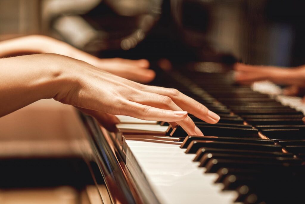 Hướng dẫn 3 bước cách đệm hát piano đơn giản và dễ học 3 Sử dụng cả hai tay để đồng thời bấm hợp âm, tạo ra nhịp đập giống như nhịp của bài hát
