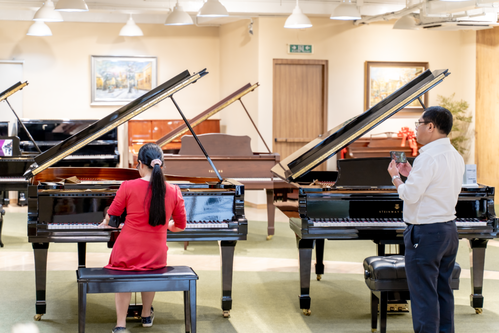Học đàn piano mất bao lâu? Cần mấy tháng để đánh piano thành thạo? 1 Có hai độ tuổi chính để học piano là trẻ em và người lớn