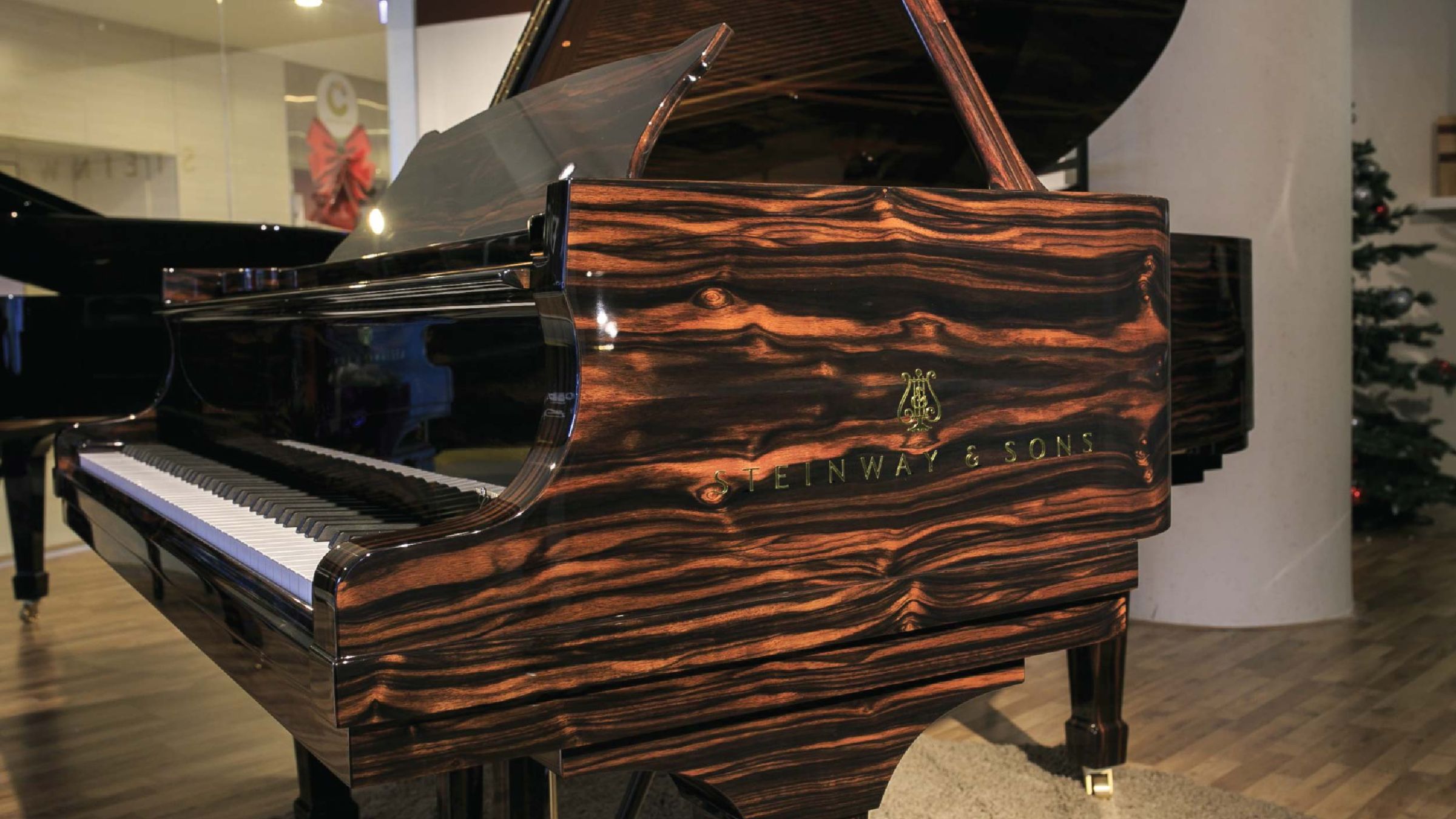 Steinway & Sons Macassar Ebony 2 Màu sắc và vân gỗ độc đáo, mỗi cây đàn piano Macassar đều có vẻ đẹp riêng biệt, không giống bất kỳ cây đàn nào khác
