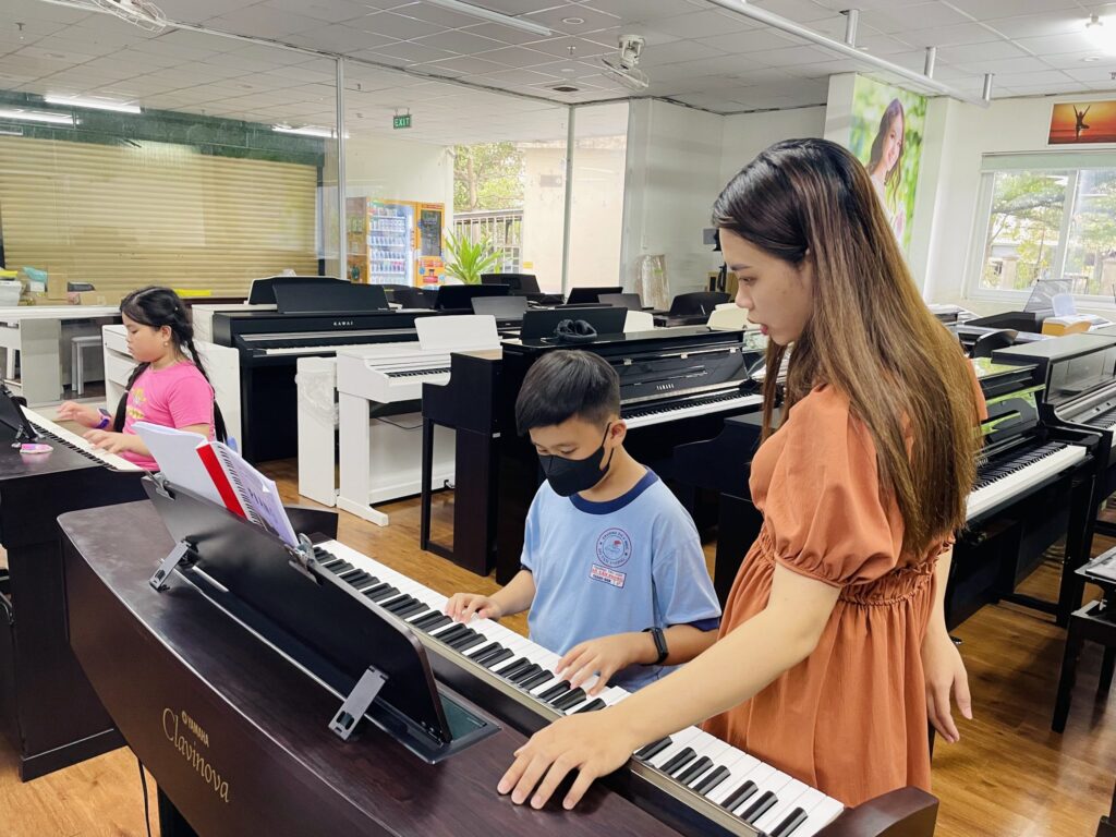 Một khóa học piano bao nhiêu tiền? Tổng hợp chi phí học piano trực tuyến, tại nhà, tại trung tâm, tại nhạc viện 3 Khoá học piano bao nhiêu tiền tại trung tâm hữu ích