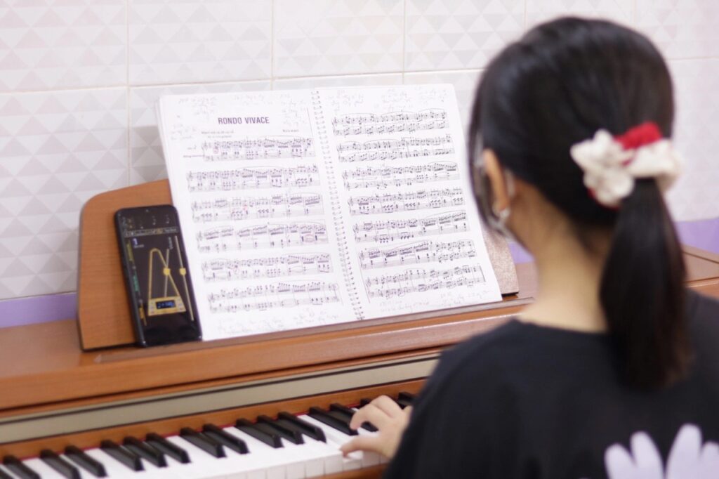 Hướng dẫn cách tự học đàn piano tại nhà tốt nhất, hiệu quả nhất cho người mới bắt đầu