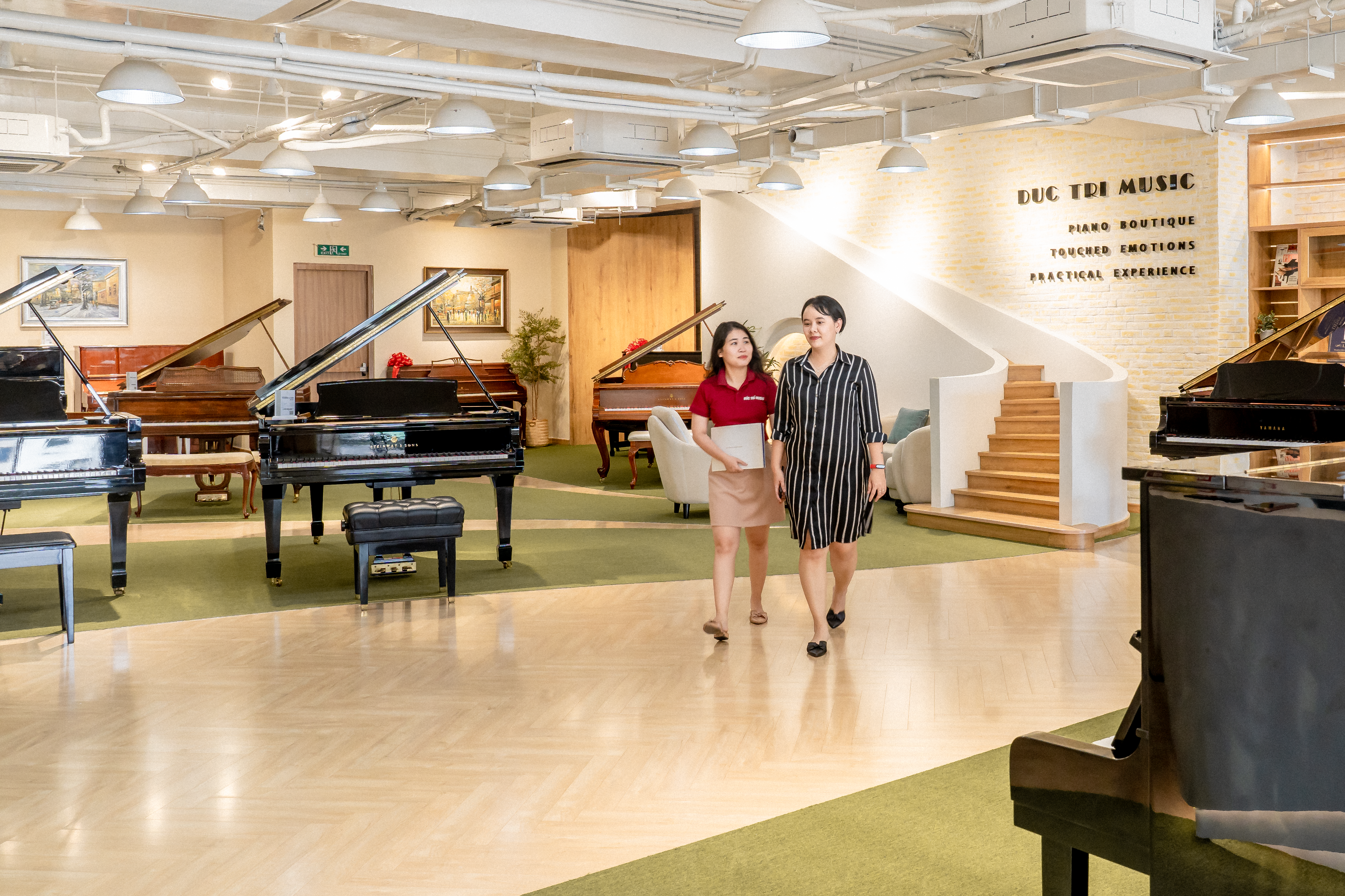 Atlas SA102 6 Đội ngũ nhân viên tận tình, kinh nghiệm chăm sóc khách hàng tại Piano Đức Trí