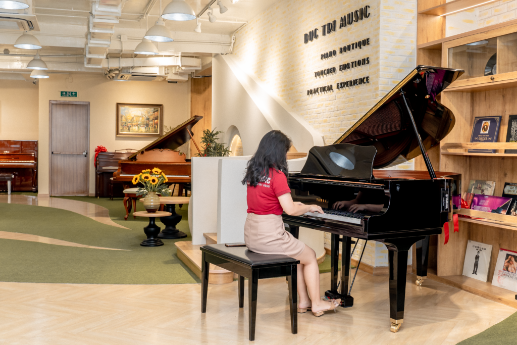 Học piano có khó không? Lộ trình học piano dành cho người mới 4 
Đội ngũ nhân viên chuyên nghiệp sẽ tư vấn tận tình, giúp bạn trả lời câu hỏi học piano có khó không