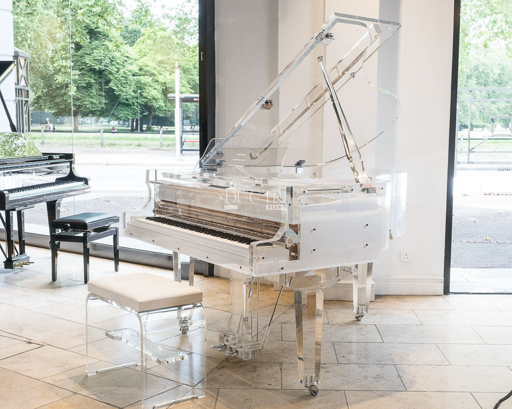 Schreiner & Söhne UP-125 6 Schreiner & Sohne Crystal Piano với thiết kế tinh xảo từ chất liệu thủy tinh trong suốt, mang lại vẻ đẹp sang trọng và thanh lịch