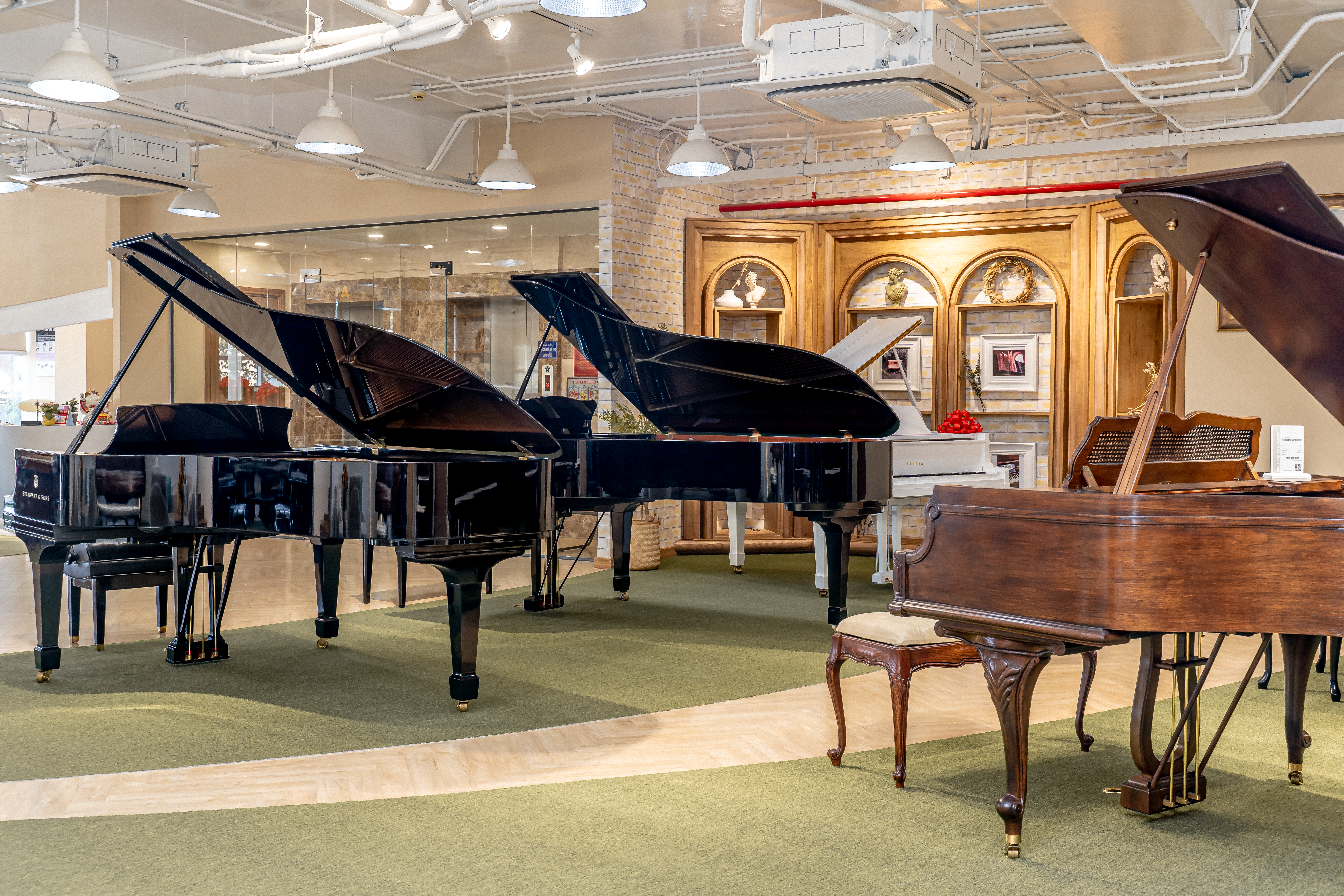 C.Bechstein WN 16 Showroom Piano Đức Trí, bạn sẽ được trải nghiệm không gian âm nhạc sang trọng với những chiếc đàn chất lượng cao