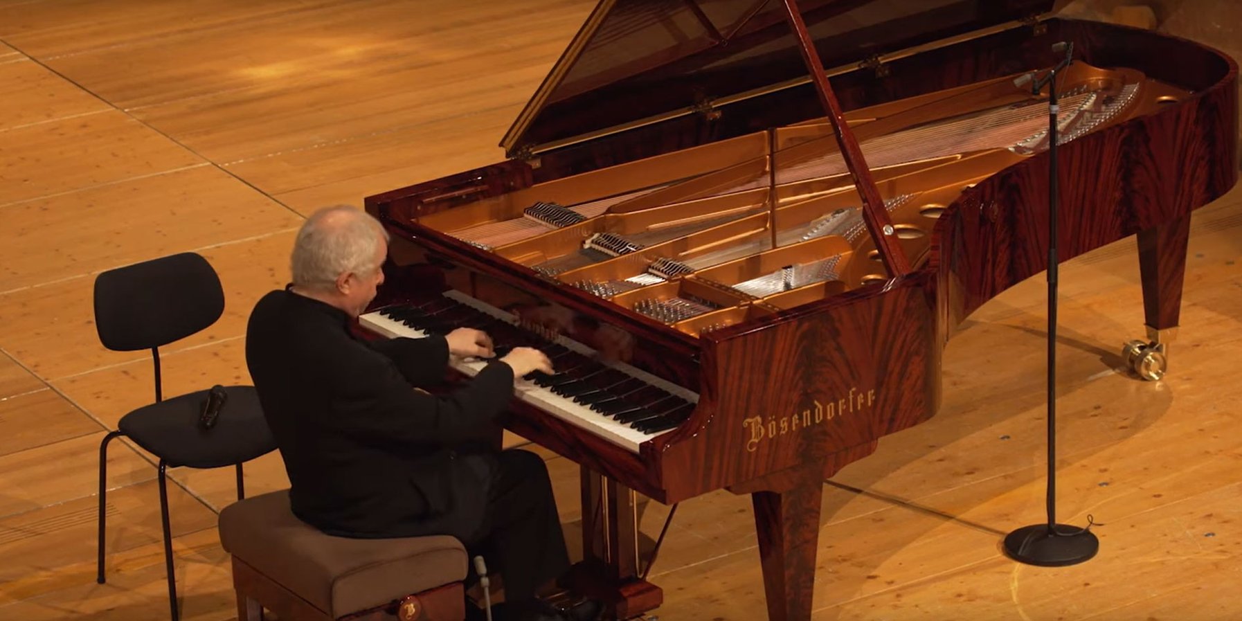 Bösendorfer Vienna 9 Sir András Schiff từng chia sẻ rằng Bösendorfer mang lại cho ông cảm hứng sáng tạo và sự tự tin khi biểu diễn