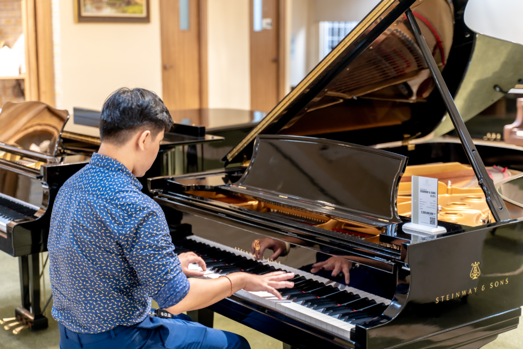 Hướng dẫn cách tự học đàn piano tại nhà tốt nhất, hiệu quả nhất cho người mới bắt đầu 1 Đặt tay trên phím đàn một cách tự nhiên, các ngón tay cong nhẹ như đang cầm một quả bóng nhỏ