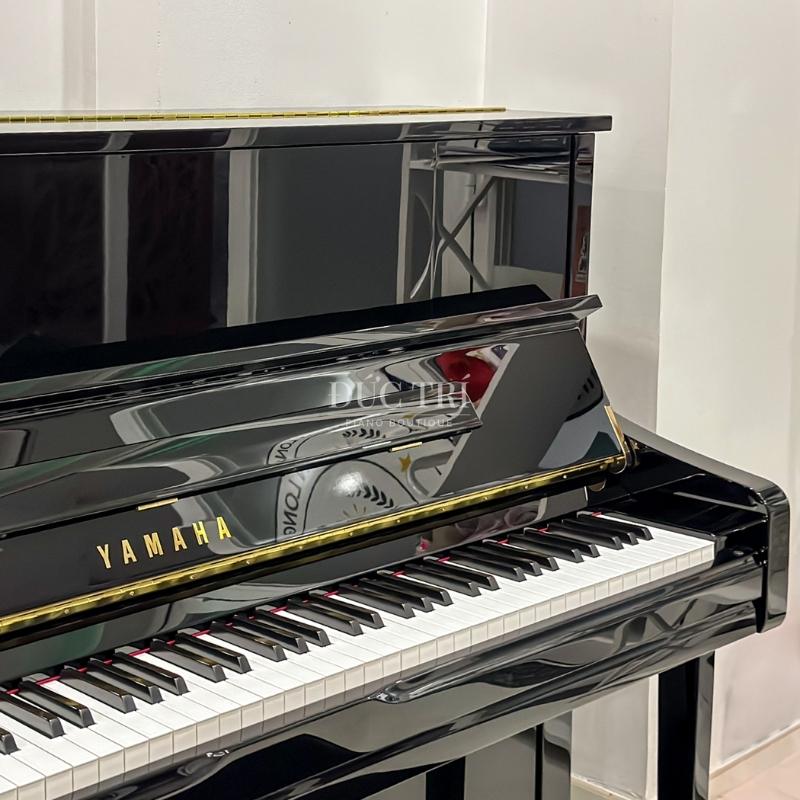 Bàn giao đàn Piano Yamaha U1J New Full Box 2025 của Piano Đức Trí 6 Logo và các phím trên đàn Đàn Piano Yamaha U1J
