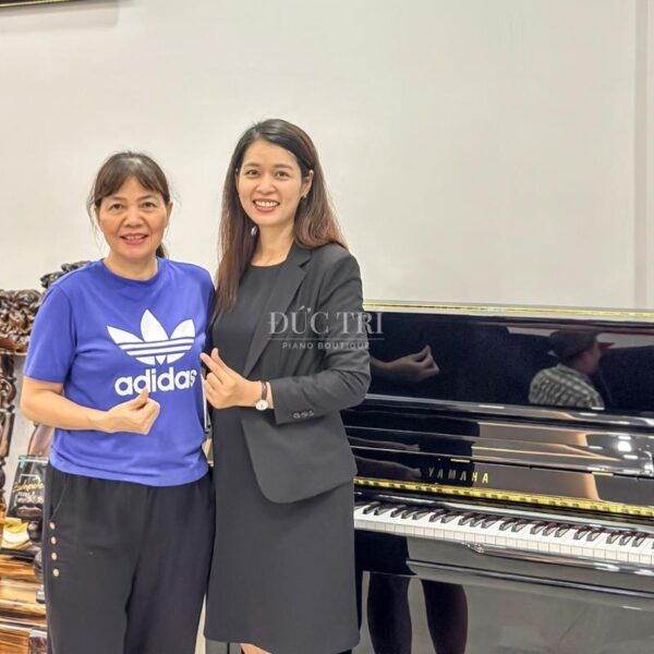Nhân viên của Piano Đức Trí chụp hình cùng khách hàng mua đàn Yamaha U1J