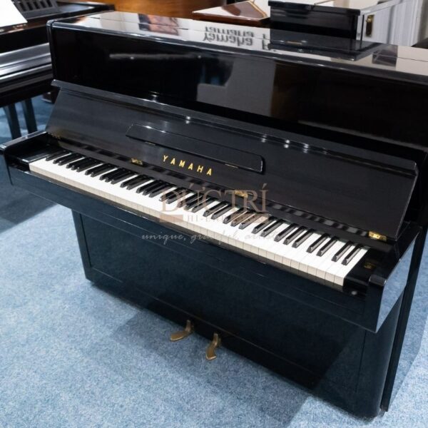 Góc cạnh của Đàn Piano Yamaha HQ300SXG