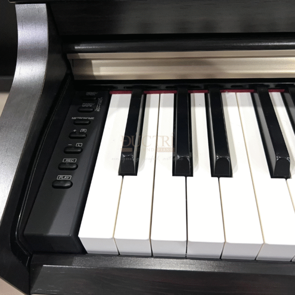 Logo và bàn phím chiếc đàn Yamaha YDP-162