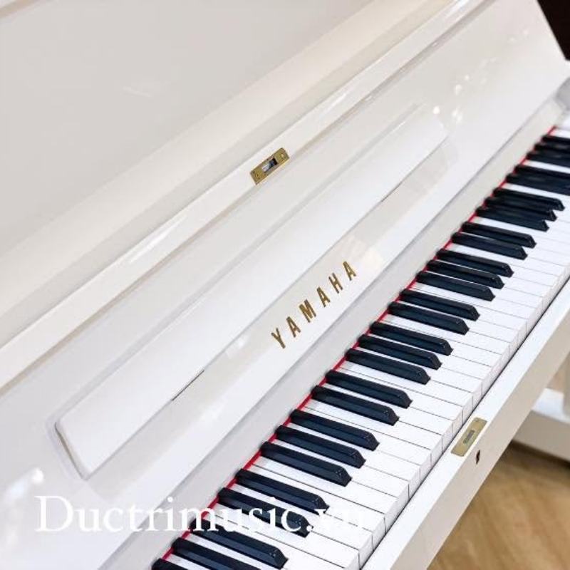 Yamaha U1H 22 Bàn phím và logo của chiếc đàn yamaha u1h