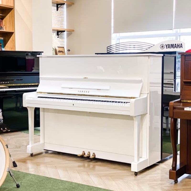 Yamaha U1H 17 Hình ảnh cận cảnh chiếc đàn piano Yamaha U1H màu trắng
