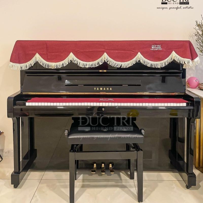 Yamaha U1H 25 Yamaha U1H được bàn giao và trưng bày tại nhà của khách hàng tại quận 1