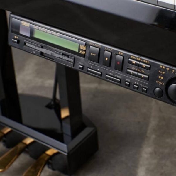 Góc cạnh đàn Yamaha DGP1