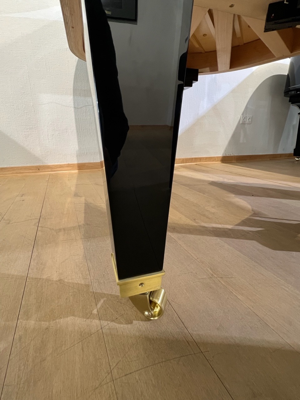 Schimmel F156 Tradition 4 Hình ảnh chân đàn Piano Cơ Schimmel F156 Tradition