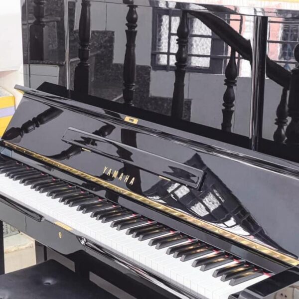 Logo và bàn phím của đàn Yamaha U2F