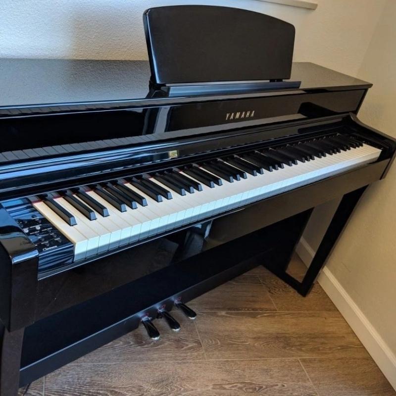 Yamaha CSP-295 7 Logo và các phím trên đàn Đàn Piano Yamaha CSP-295