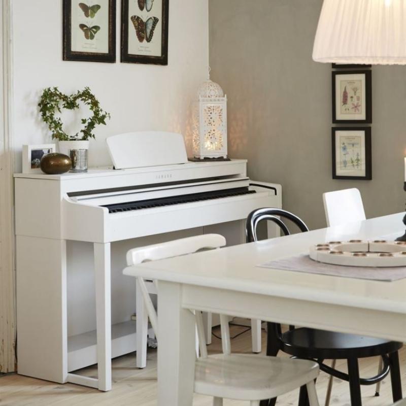 Yamaha CLP-875 10 Yamaha CLP-875 được trang trí tại nhà của khách hàng khi mua đàn tại Piano Đức Trí