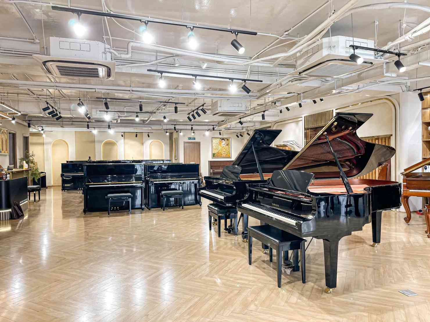 Kawai CA79 14 Hình ảnh 1 góc của showroom Piano Đức Trí trưng bày những chiếc đàn piano Cơ Upright và Grand