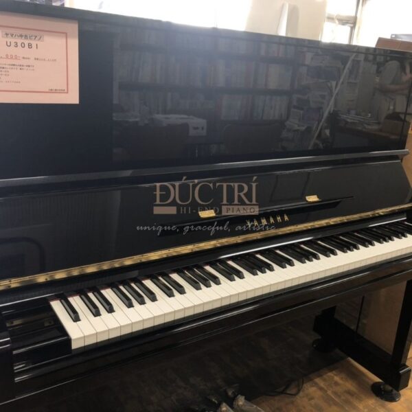 Hình ảnh góc nghiêng Đàn Piano Cơ Yamaha YU30CE Upright