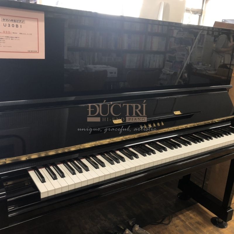 Yamaha YU30CE 2 Hình ảnh góc nghiêng Đàn Piano Cơ Yamaha YU30CE Upright