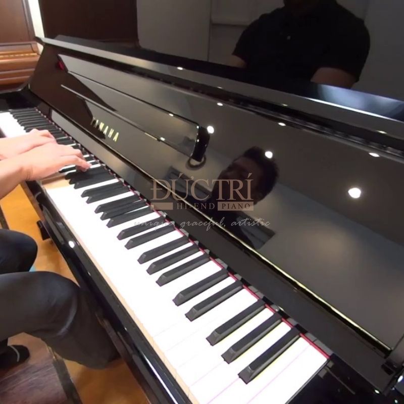 Yamaha YU3CE 2 Hình ảnh góc nghiêng Đàn Piano Cơ Yamaha YU3CE Upright