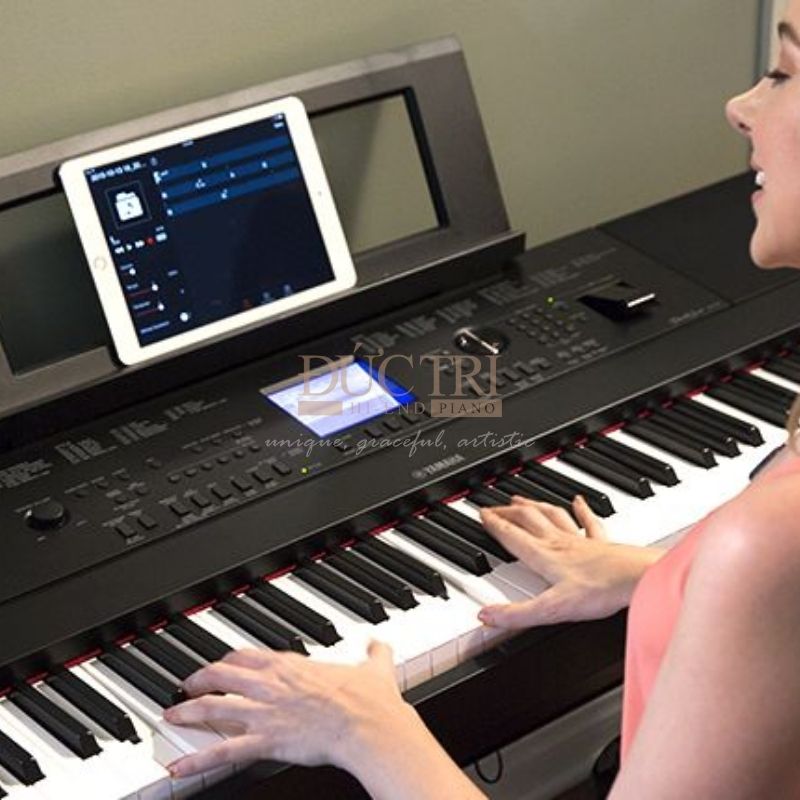 Yamaha DGX-650 2 Hình ảnh người chơi Đàn Piano Điện Yamaha DGX-650